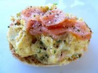 Sandwich cu omleta si somon